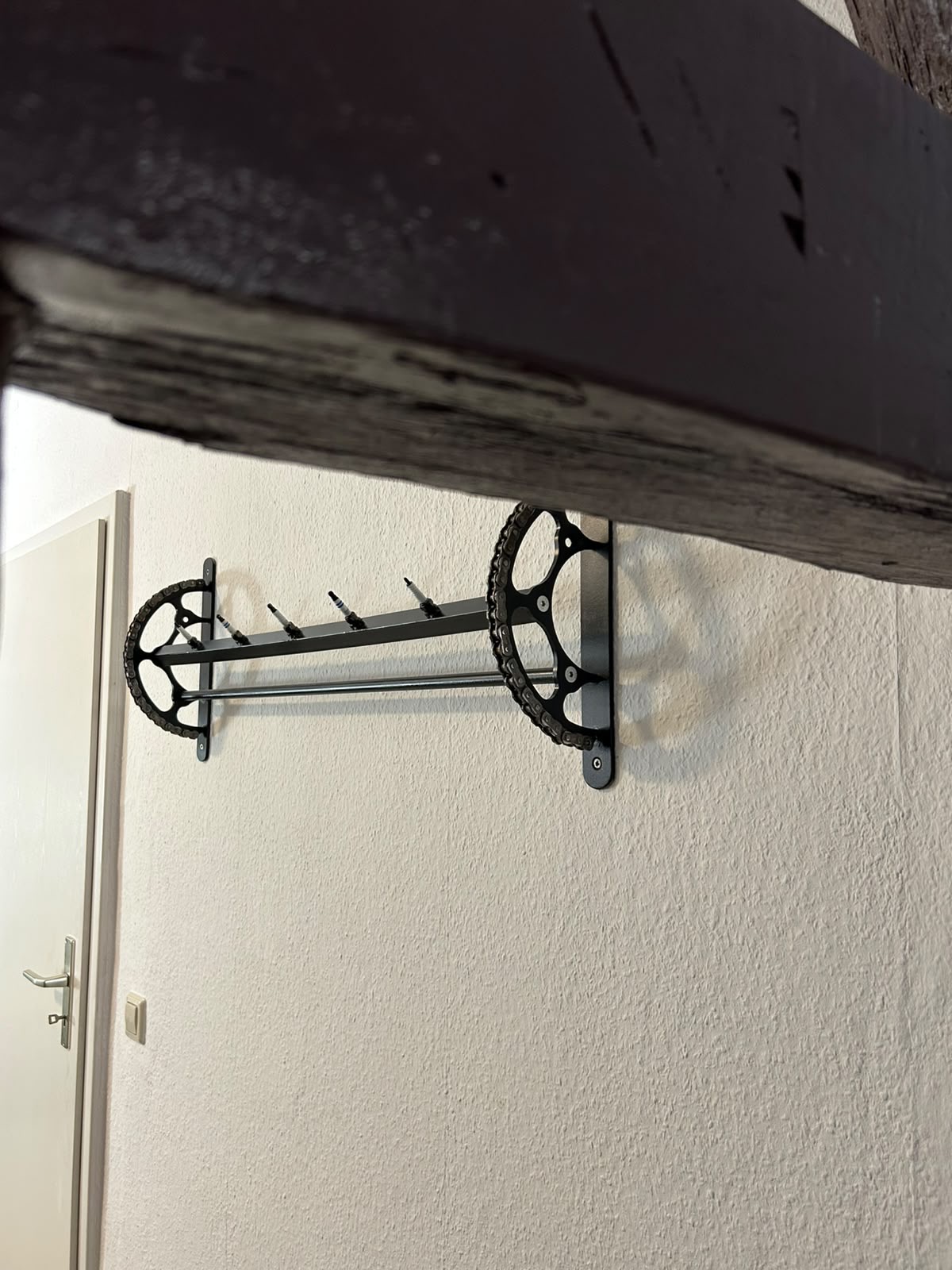 Garderobe aus Motorradteilen